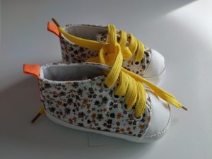 Zapatitos floreados con cordones amarillos